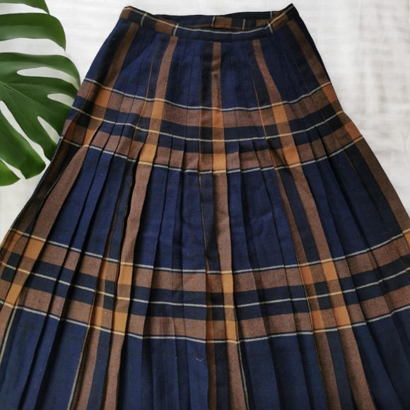 Vintage Tartan Wool Skirt - Timeless Elegance | Size S - Picture 4 of 5